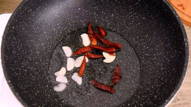 牛肚不用再刷火锅啦,尝试下这做法好吃到流口水!,热锅凉油,下大蒜、干辣椒爆香