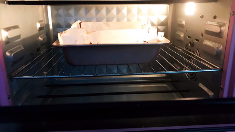 红豆酸奶芝士条,放入预热好的烤箱中层上下火先140度烤45分钟,再转170度烤10分钟左右上色即可