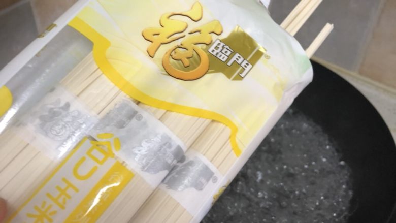 老坛酸菜肉丝面,水开后放入面条,煮过心。
