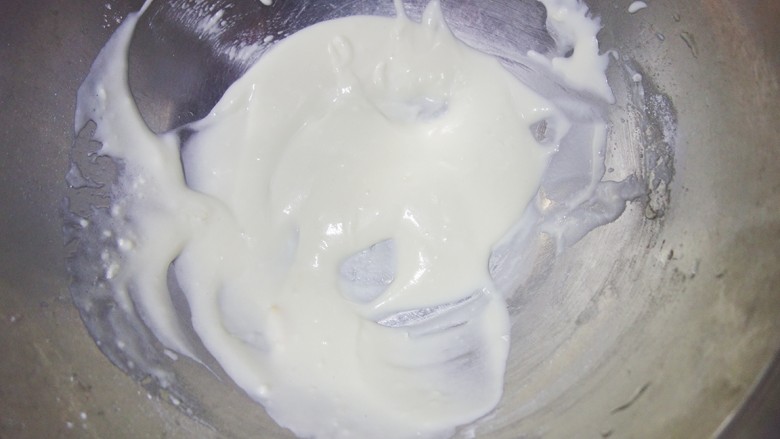 三色水果奶油盒子蛋糕,加入50g低粉搅拌,不需要过筛直接搅拌即可
