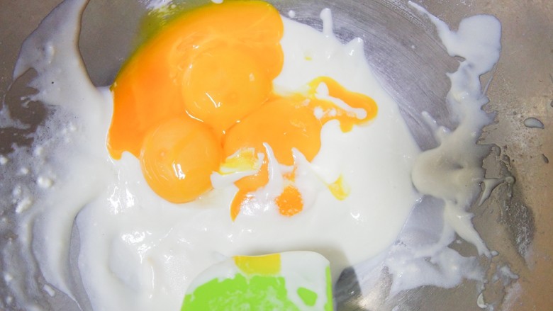 三色水果奶油盒子蛋糕,加入蛋黄75g搅拌至没有疙瘩,放一边备用