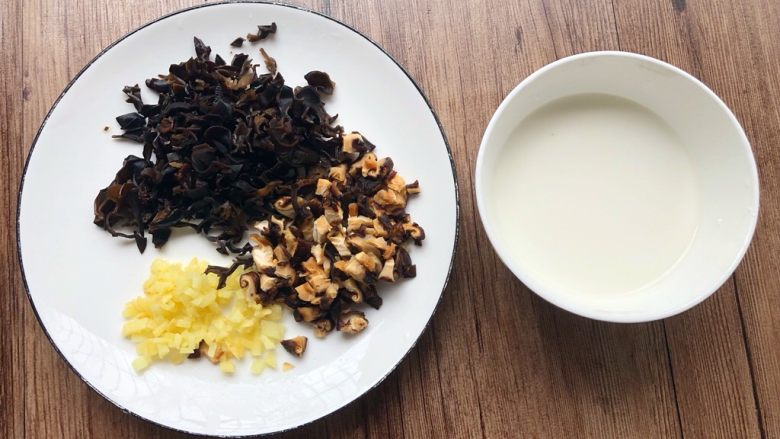 五彩豆腐羹,浸泡好的香菇、木耳切丁,生姜切末,淀粉加点水调成水淀粉