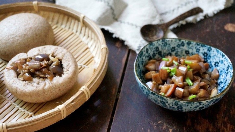 农夫慢黑麦杂粮窝头--茄子打卤,吃时候把蒸好的窝头里面小圆球挖去,茄子卤搭配窝头味道赞!