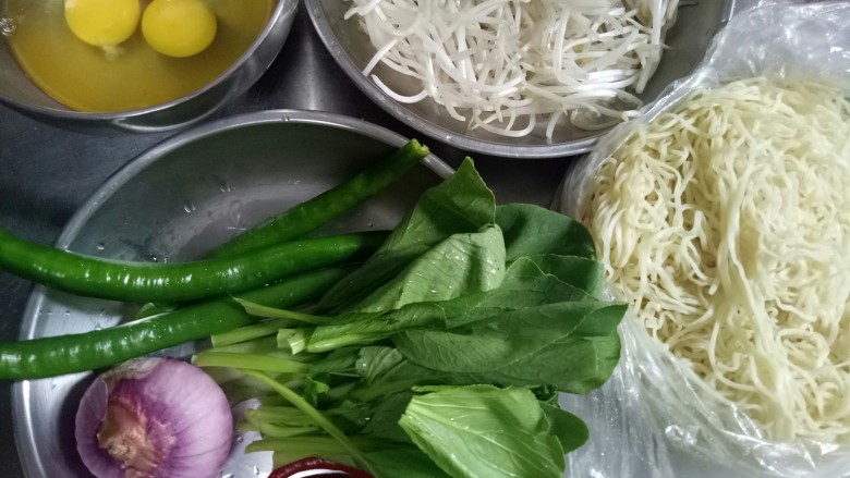 炒细面,鸡蛋(打散备用) 豆芽 辣椒 洋葱青菜(洗好备用)