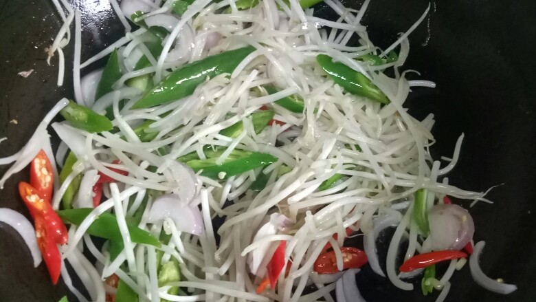 炒细面,锅里放油,油热 依次放菜 翻炒(放 盐 五香粉 耗油 味极鲜酱油等)