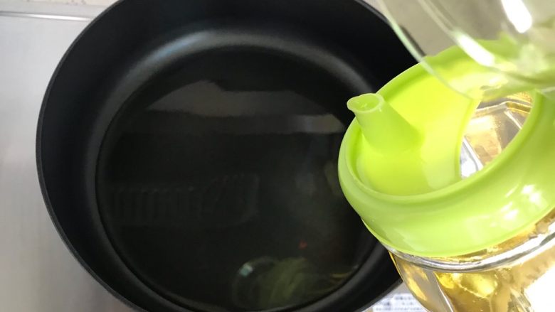 蒜蓉茄汁西红柿烧油豆腐,起油锅,热锅凉油