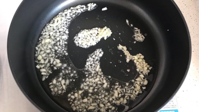 蒜蓉茄汁西红柿烧油豆腐,下大蒜末,小火煸香