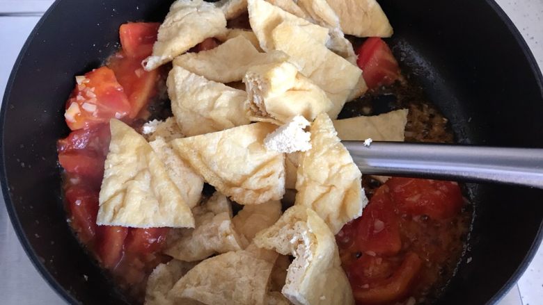 蒜蓉茄汁西红柿烧油豆腐,下油豆腐,转大火