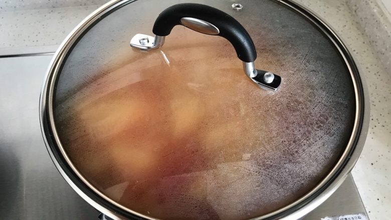 蒜蓉茄汁西红柿烧油豆腐,盖上锅盖,转小火,煮2.3分钟
