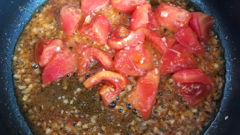 蒜蓉茄汁西红柿烧油豆腐,给点耐心,让西红柿煸炒出沙
