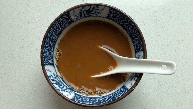 鱼香茄子,调酱汁:半汤匙生粉➕3汤匙清水➕1g盐➕小半勺白糖➕少许醋➕半汤匙生抽➕少许老抽搅拌均匀