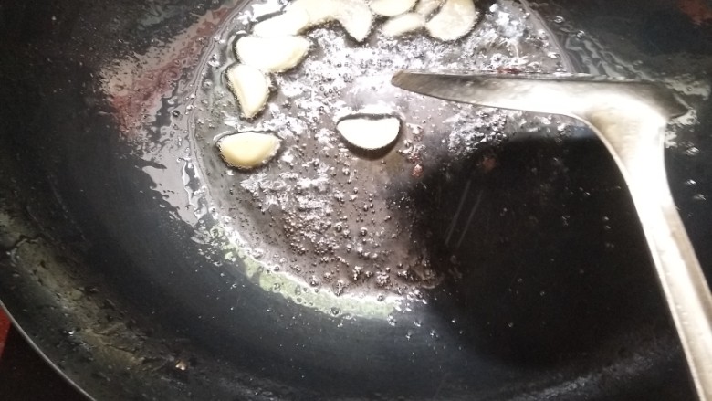 百合莴笋炒肉片,放入蒜炒香(看到飞起的油花了吗,这是用生命在拍照啊)