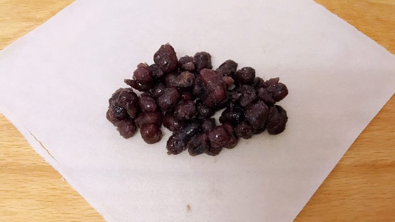 三鲜春卷or蜜豆春卷,这是<a style='color:red;display:inline-block;' href='/shicai/ 3614'>蜜豆</a>馅儿的