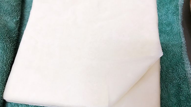 三鲜春卷or蜜豆春卷,春卷皮解冻后,用干净的湿毛巾盖上以免变干不好操作