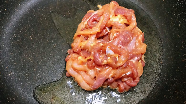 三鲜春卷or蜜豆春卷,油温升高后加入里脊肉,快速滑散