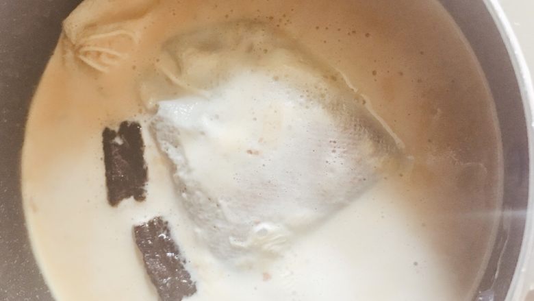 浓香黑糖奶茶原浆,沸腾后转小火,加入黑糖和砂糖,慢慢搅拌至糖化,然后离火静置15分钟