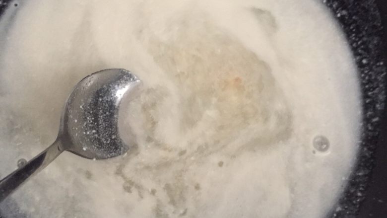 椰汁燕麦水果味果冻,不断搅拌,直到QQ糖全部溶化,直到煮沸。光火放入冰箱。