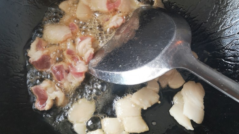 改版奶油意面,待黄油融化后放入肥肉片煸炒