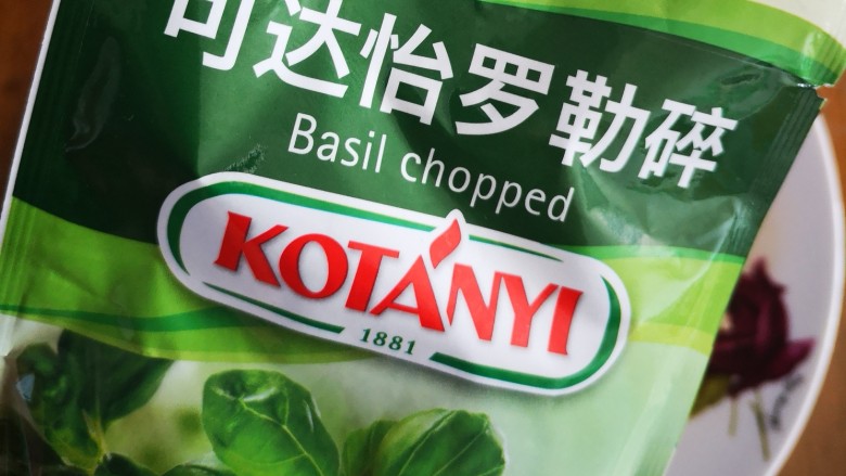 改版奶油意面,撒上少许罗勒碎