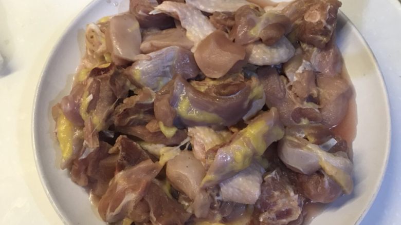 黄豆酱炒鸡肉,鸡洗干净，沥干，用盐，<a style='color:red;display:inline-block;' href='/shicai/ 718'>料酒</a>，生粉腌制15-20分钟