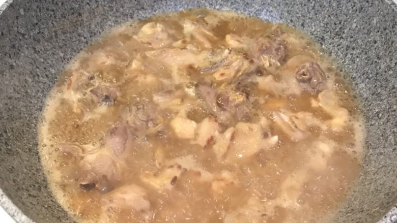 黄豆酱炒鸡肉,加入调好的黄豆瓣汁，翻炒均匀，调到中火盖上锅盖，烧到大火收汁，翻炒均匀出锅