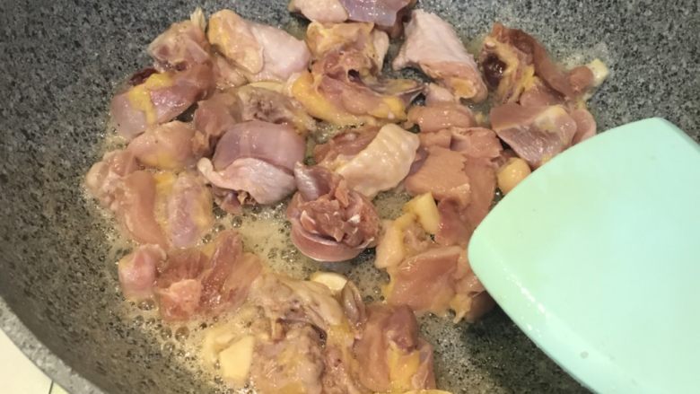 黄豆酱炒鸡肉,大火放入鸡翻炒