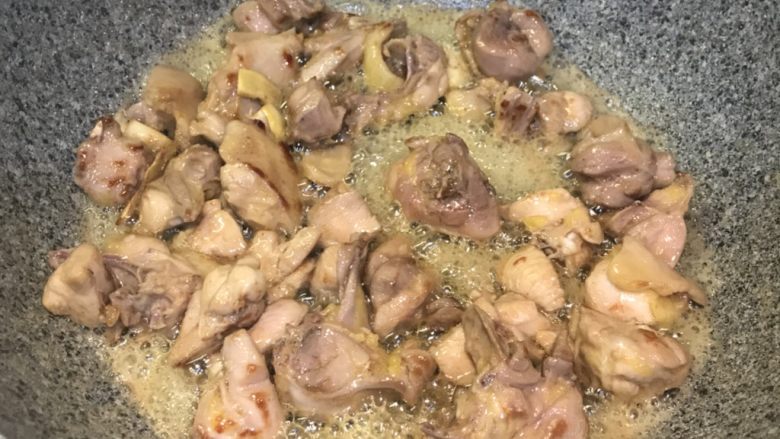 黄豆酱炒鸡肉,炒至双面金黄