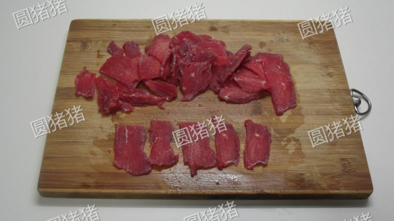 干炒牛河,牛肉逆纹切成薄片。