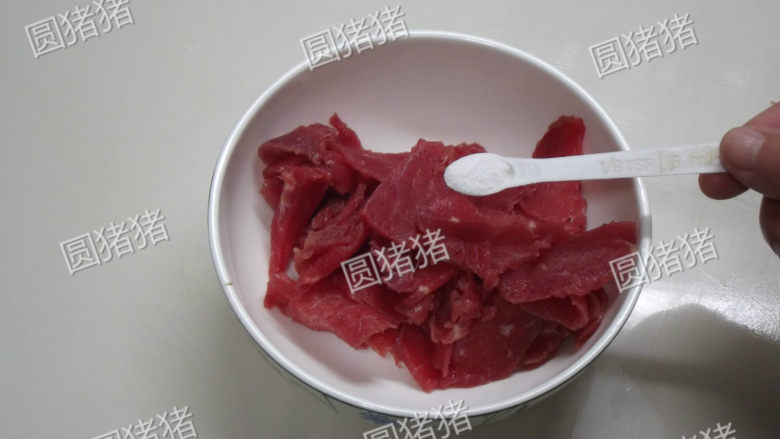 干炒牛河,将牛肉用小苏打粉拌匀腌制30分钟，加入<a style='color:red;display:inline-block;' href='/shicai/ 512'>玉米淀粉</a>，清水抓匀，加入<a style='color:red;display:inline-block;' href='/shicai/ 721'>蚝油</a>，<a style='color:red;display:inline-block;' href='/shicai/ 17'>蛋清</a>拌匀腌制10分钟。