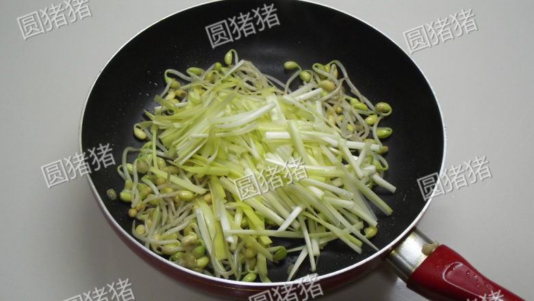 干炒牛河,炒锅里热少许油，放入黄豆芽、盐少量，大火炒10秒钟，再放入韭黄炒10秒钟盛出备用。