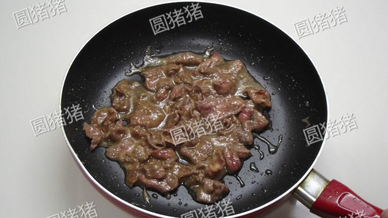 干炒牛河,炒锅烧热,放一大匙油放入牛肉片滑炒至变色盛出备用。