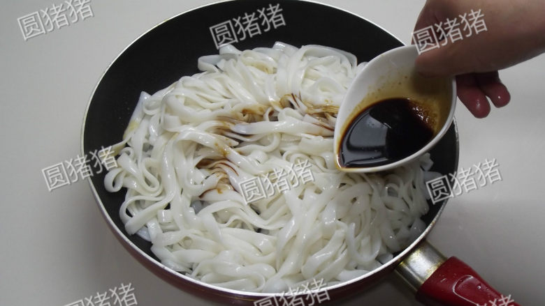 干炒牛河,炒锅洗净,烧热1大匙油,放入河粉,加入所有调味料,翻炒至均匀上色。