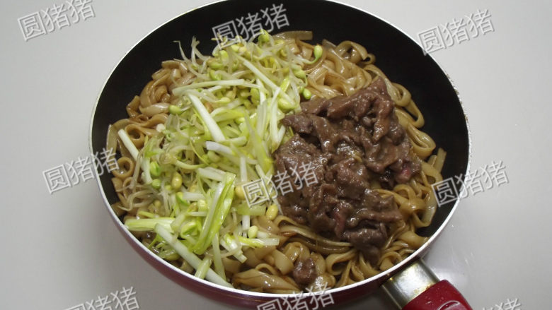 干炒牛河,再加入事先炒好的韭黄、豆芽及牛肉片,以抛锅的方式大火把所有材料翻炒均匀即可。