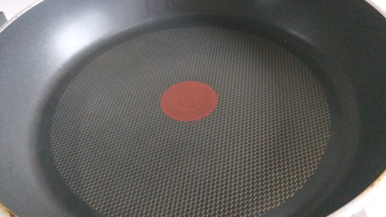 新文美食 千层饼,平底锅大烧热。