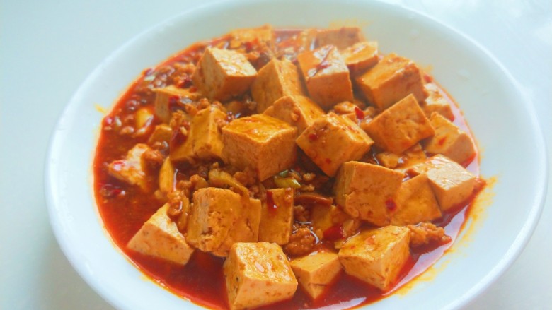 新文美食 肉末红油豆腐,倒入盘中。
