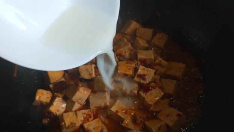 新文美食 肉末红油豆腐,把调好的倒入锅炒均匀即可。