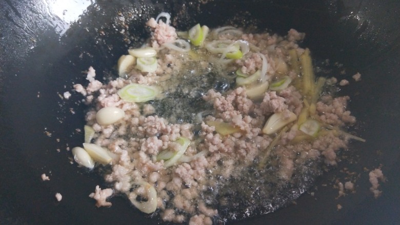 新文美食 肉末红油豆腐,倒入肉末炒散。