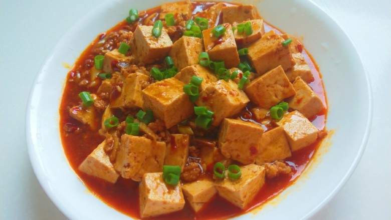新文美食 肉末红油豆腐,撒上香葱即可食用。