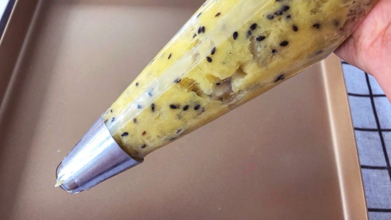 宝宝辅食10M➕:芝麻土豆塔,土豆泥放入裱花袋中(没有裱花嘴的直接剪一个小口即可)