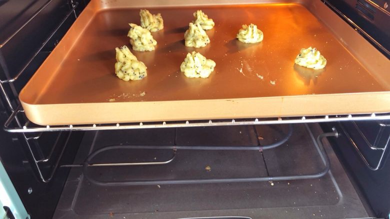 宝宝辅食10M➕:芝麻土豆塔,在烤盘上挤出花型