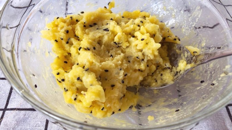 宝宝辅食10M➕:芝麻土豆塔,用勺子搅拌均匀