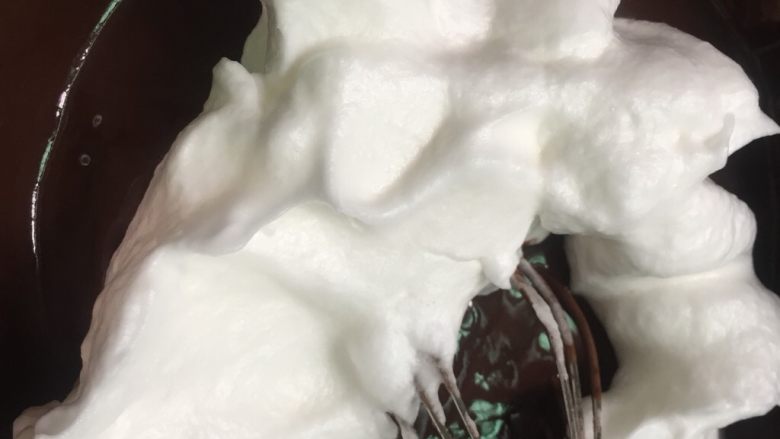 奥里奥奶油卷,取三分一蛋白与可可糊混合。