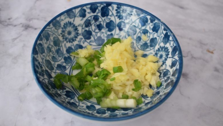 烤花蛤,在烤花蛤时来制作酱汁,把蒜姜葱放入碗中