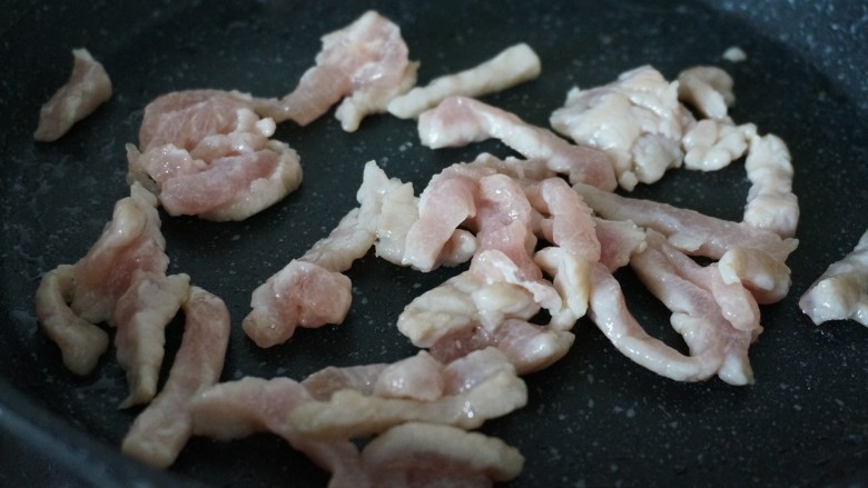 韭黄肉丝,倒入浆好的肉丝划散开,熟后起锅