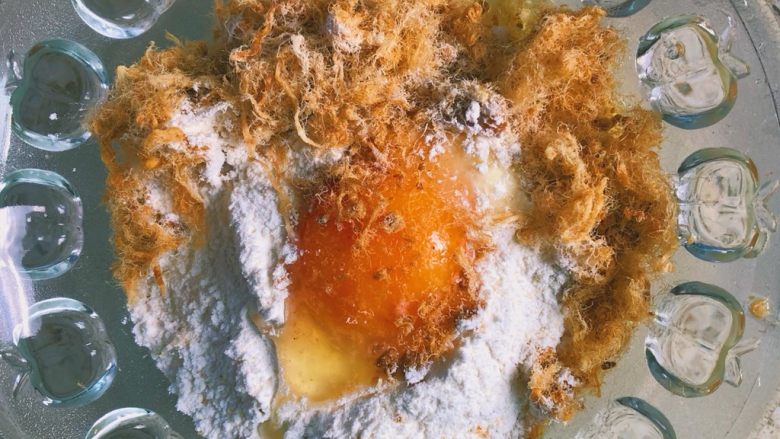 肉松牛奶鸡蛋饼,将材料全部混合进行搅拌搅拌成面糊状