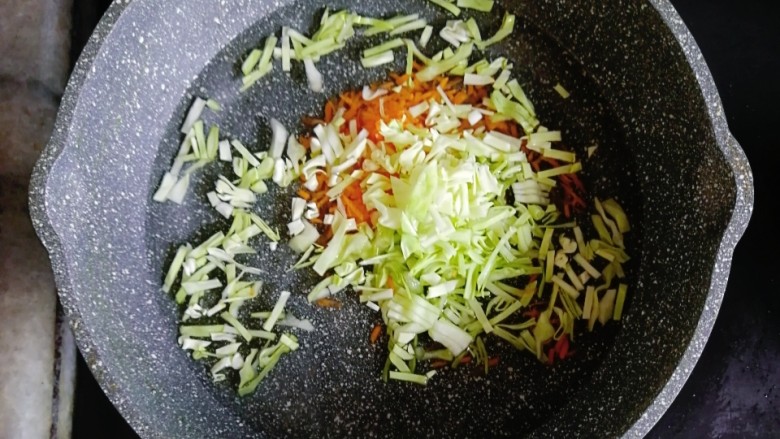 卷心菜胡萝卜奶酪蛋饼,卷心菜和胡萝卜入沸水焯一下,捞出挤出水份