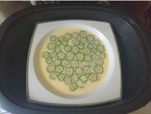秋葵蒸蛋【GOURMETmaxx西式厨师机】,2. 秋葵切薄片
将切好的秋葵轻轻放在静置好的鸡蛋液上,然后盖上盖子或者蒙上保鲜膜