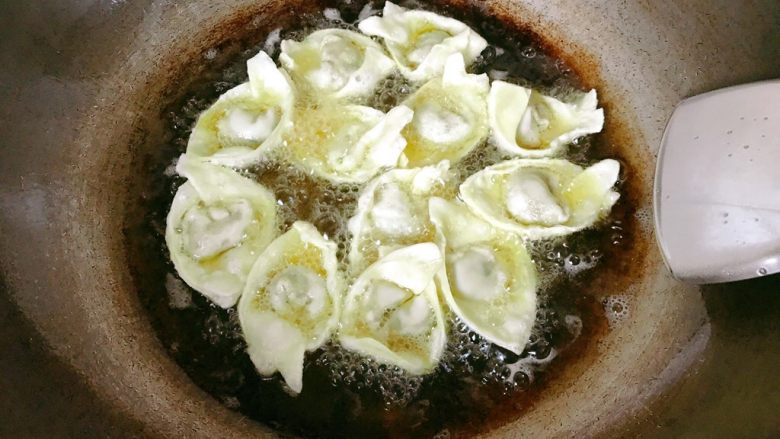 炸饺子,锅中热油至九成热,放入饺子,中小火炸。