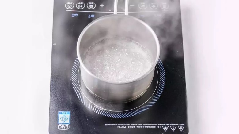 松露巧克力棉花糖,同时煮细砂糖74g,以及纯净水42g,中火加热至118度,离火。