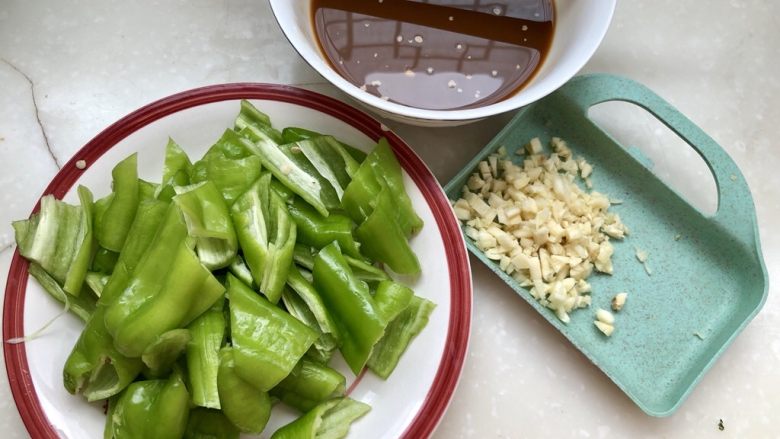 十分钟快手小菜➕蒜蓉虎皮尖椒块块,全部食材改刀准备好